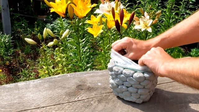 Beautiful flowerpot made of cement смотреть онлайн