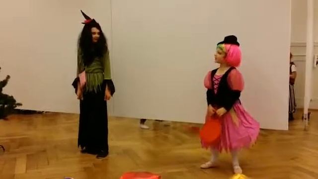 Дети из театра "Диамант" играют спектакль "Новогоднее Приключение" смотреть онлайн