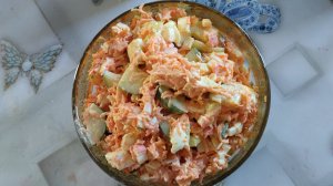 Салат весенний с крабовыми палочками