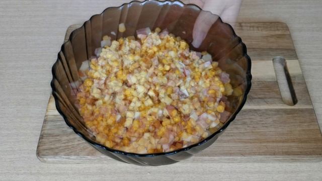 Вкусный салат за 10 минут с копченым колбасным сыром и морковью. смотреть онлайн