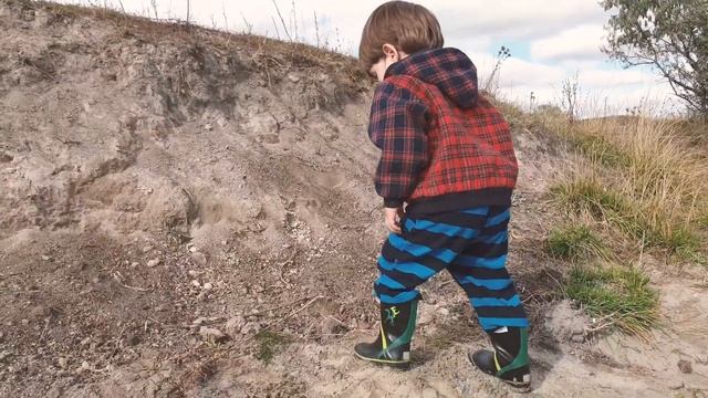 Маленький Саша кидает булыжники в реку смотреть онлайн