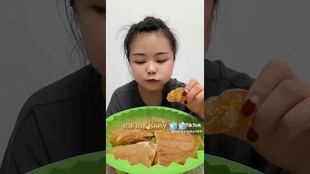 Грызёт жёсткий, толстый лёд из морозилки! смотреть онлайн