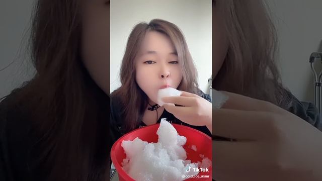 куски наледи и льда грызёт из большой миски! смотреть онлайн