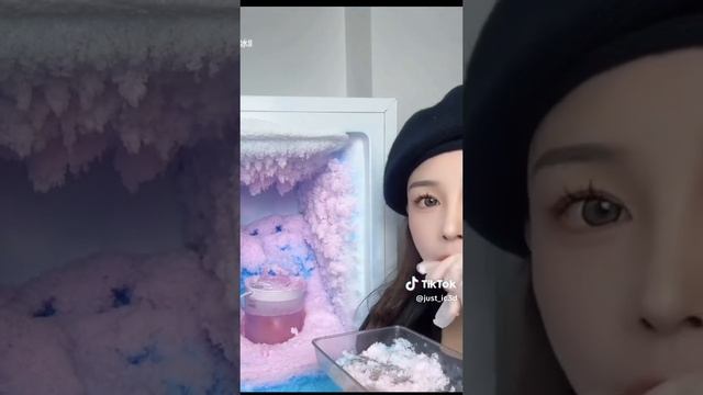 АСМР поедание розового снега с наледью из морозилки смотреть онлайн