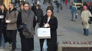 4K.Spring walk through a beautiful city.