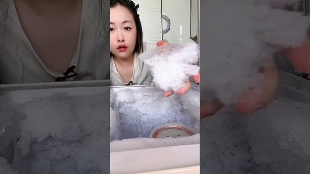 Грызёт наледь в морозилке! АСМР поедание льда из морозилки! смотреть онлайн