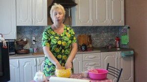 Маринуем мясо для котлет, кипятим чаёк в самоваре.