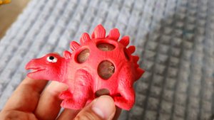 играем в динозавра игрушку антистресс с детьми, детские игры