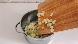 МЕРЕНГОВЫЙ РУЛЕТ С ЯБЛОЧНО-СЛИВОЧНЫМ КРЕМОМ