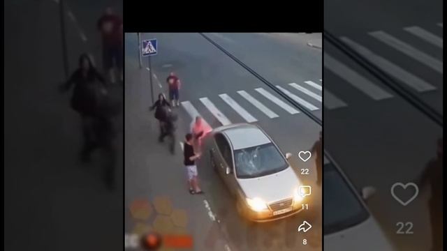 Суровый Челябинский пешеход разломал машину
