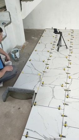 Укладка плитки на пол.