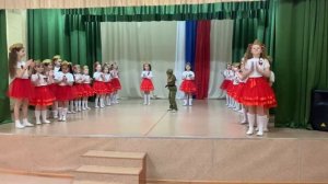 Танец "Идёт солдат по городу"