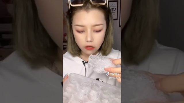 Обворожительный АСМР грызёт тонкий лёд из морозилки! смотреть онлайн