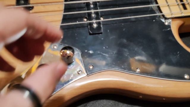 Беглый обзор китайской реплики Fender JazzBass 4 струны ясень натур после перепайки и доработки. смотреть онлайн