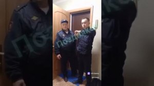 Мельтошки нападают на хозяина квартиры. Причина вызова - сосед-наркоман не может попасть в квартиру