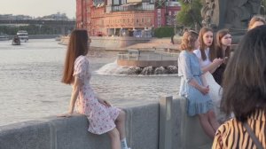 4K.We continue to walk around Moscow today, Russian youth walks and rests in Gorky Park.