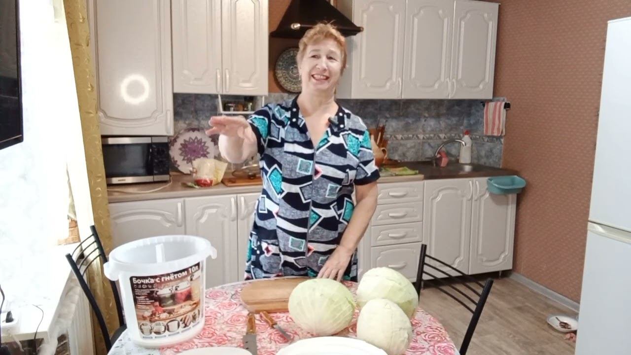 Готовлю зимний вход котикам, делаю заливную капусту.
