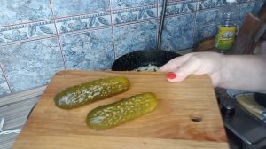 Рассольник и чесночные сухарики.