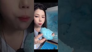 Крутой АСМР! Съедает чашу из тонкого льда с синим снегом внутри!