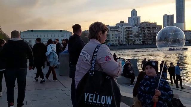 Кальян в стакане, сладкая вата, шашлык, концерт звёзд и море народу. Екатеринбург в День Победы смотреть онлайн