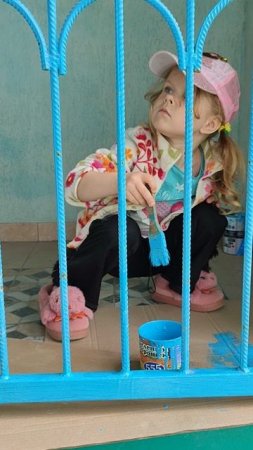 ЕЛЕНА помогает красить / VID_20230507_131631
