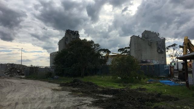 DEMOLITION OF THE GEELONG CEMENT SILOS, March-May 2020 смотреть онлайн
