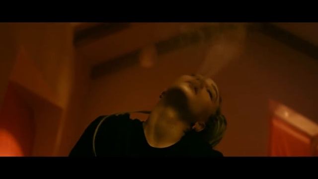 целовала пьяная девчонка