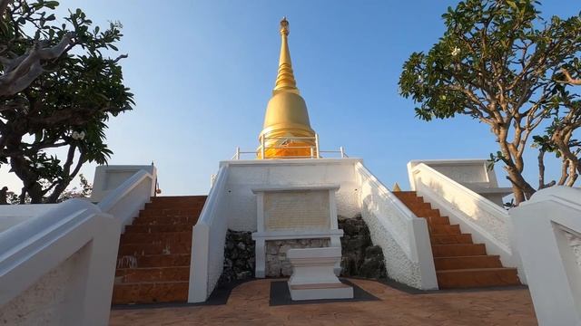 Temple in the top of Pachuap Bay Mountain, Wat Khao Chong Krachok смотреть онлайн
