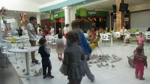 Бумажное развлечение детей с клоуном, снежная переброска