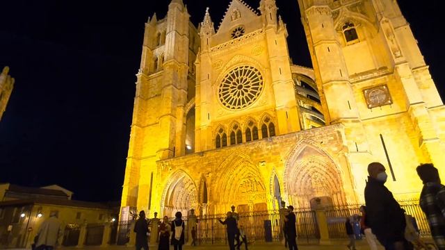 Catedral de León. Musica tradicional Gaita, dulzaina, pandereta, tambor. смотреть онлайн