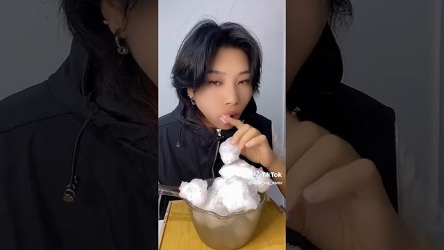 Хрустящие куски снега со льдом поедает азиатка в своём морозильнике! смотреть онлайн