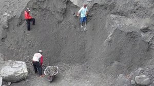 Строительство, шахтёры собирают песок