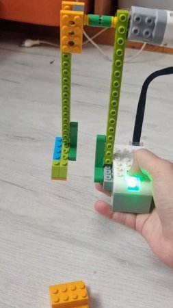 детский футболист из конструктора Ведо.