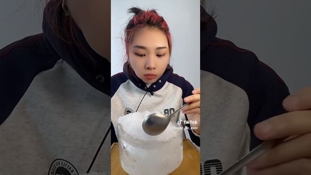 Огромная ледяная чаша наполненная ледяной стружкой съедается кореянкою! смотреть онлайн