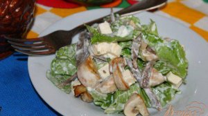 Салат с языком, жареными грибами и сыром