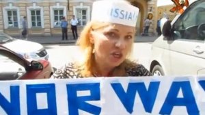 Ирина Бергсет: Очередной поток сознания Бергсет"Костюм Путина" у Норвежского посольства. Июль2013.