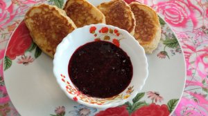 Яблочные оладушки с жимолостью