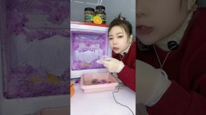 Ледяное печенье с горой снега из морозилки! очень вкусно поедает азиатка!