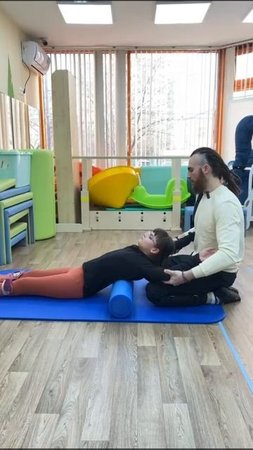Упражнение с массажным ролом для позвоночника