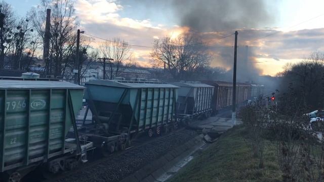 Вывоз товаров, цемента и леса: 2ТЭ10М-2747 с нечётным грузовым поездом едет на Румынию смотреть онлайн