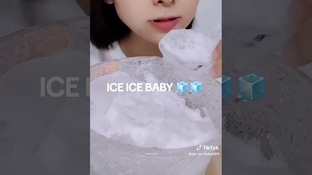 Быстро грызёт осколки льда из морозилки! АСМР жёсткий лёд смотреть онлайн