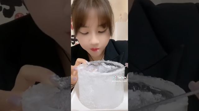 Ледяная банка со снегом и вкусными ледышками! Мукбанг АСМР поедание льда смотреть онлайн