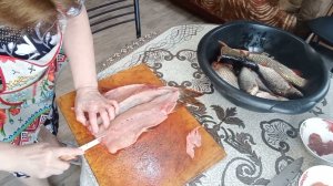 Очень хороший улов, как я снимаю филе с щуки.