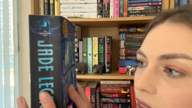 BOOKSHELF TOUR! 2023 смотреть онлайн