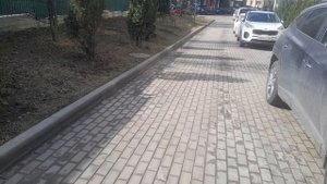 Дорога - въезд во двор из брусчатки. Обзор состояния через 6 лет.