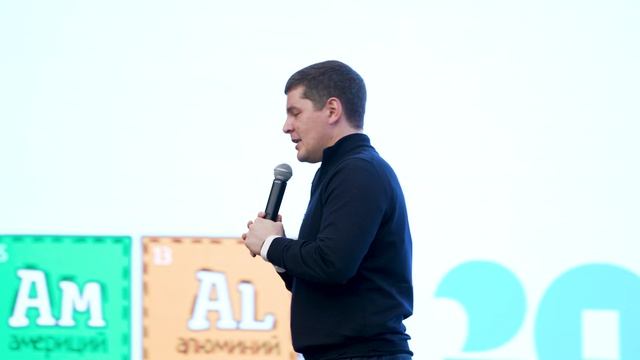 Дмитрий Артюхов наградил победителей и призёров Всероссийской олимпиады школьников по химии
