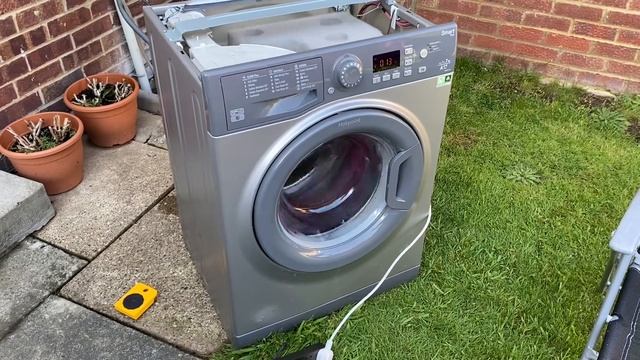 Hotpoint Smart Tech WMFUG742 washing machine || Brick wash on rollers! How will it do? смотреть онлайн