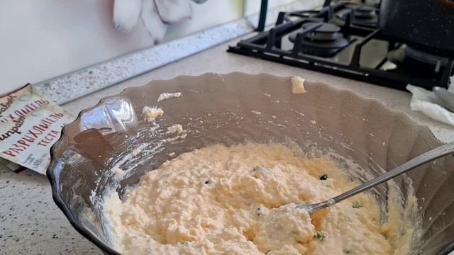 Творожно - сырные булочки с зеленым луком.