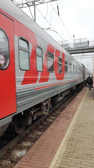 Поезд Калининград Адлер прибывает на станцию Шахтная, и электропоезд Ростов-Кутейниково отправляется смотреть онлайн