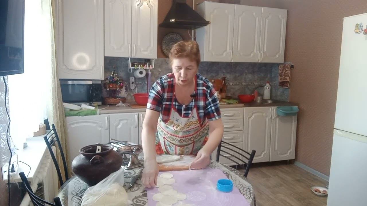 Раскатываю тесто лапшерезкой на манты.